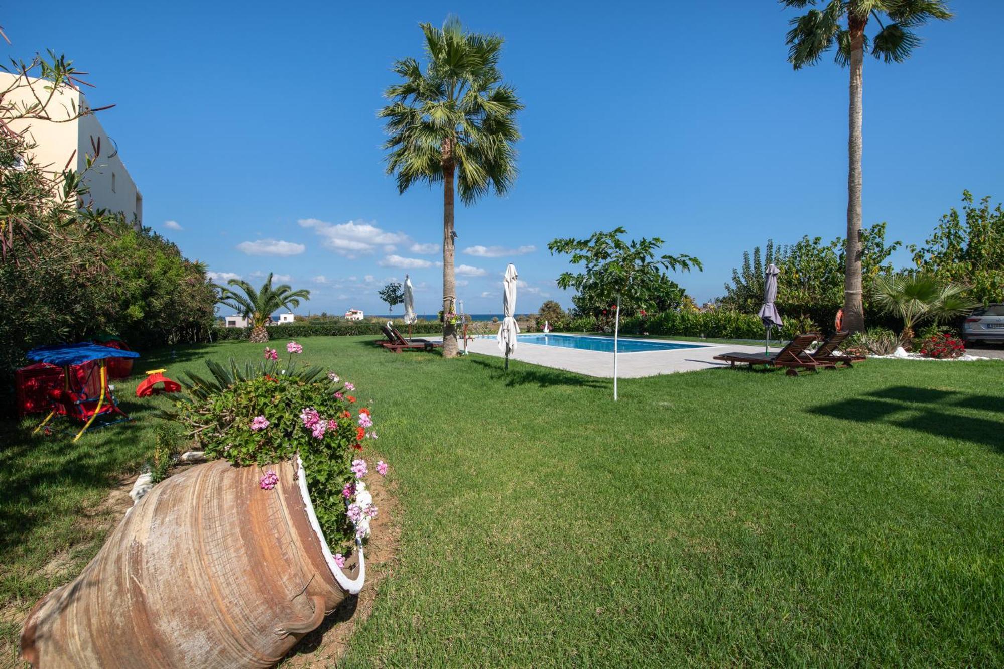 Socrates Holidays Apt. 2 With Pool Near The Beach Platanés Buitenkant foto