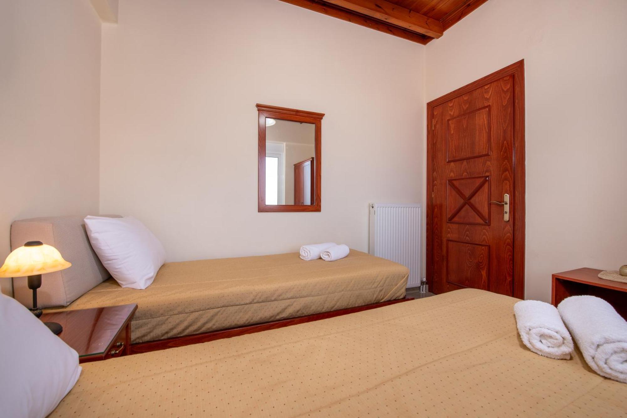 Socrates Holidays Apt. 2 With Pool Near The Beach Platanés Buitenkant foto