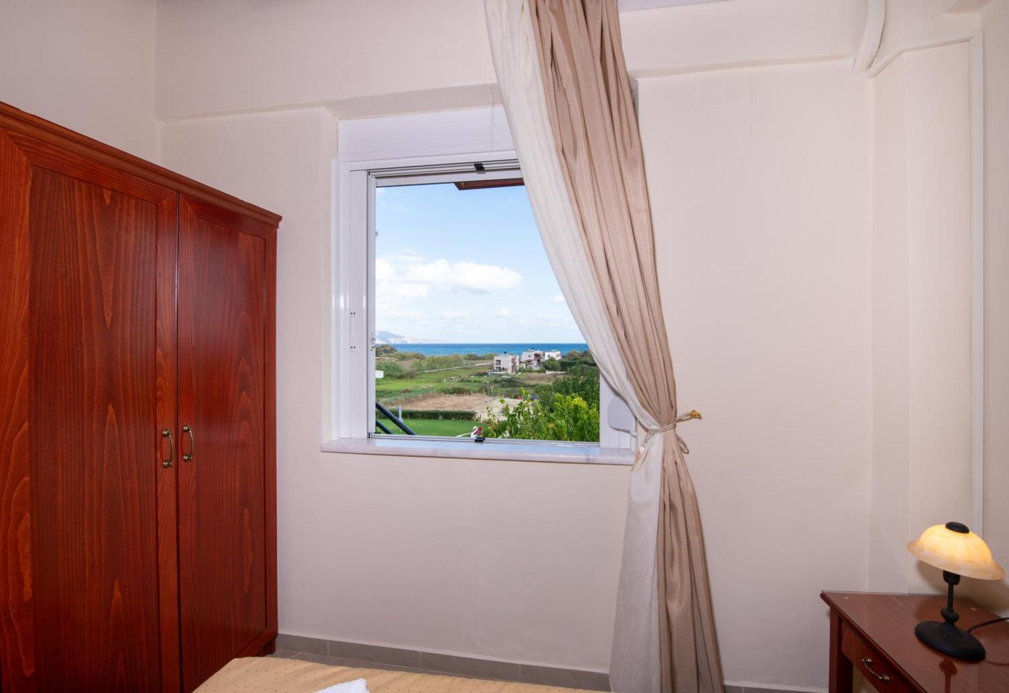 Socrates Holidays Apt. 2 With Pool Near The Beach Platanés Buitenkant foto